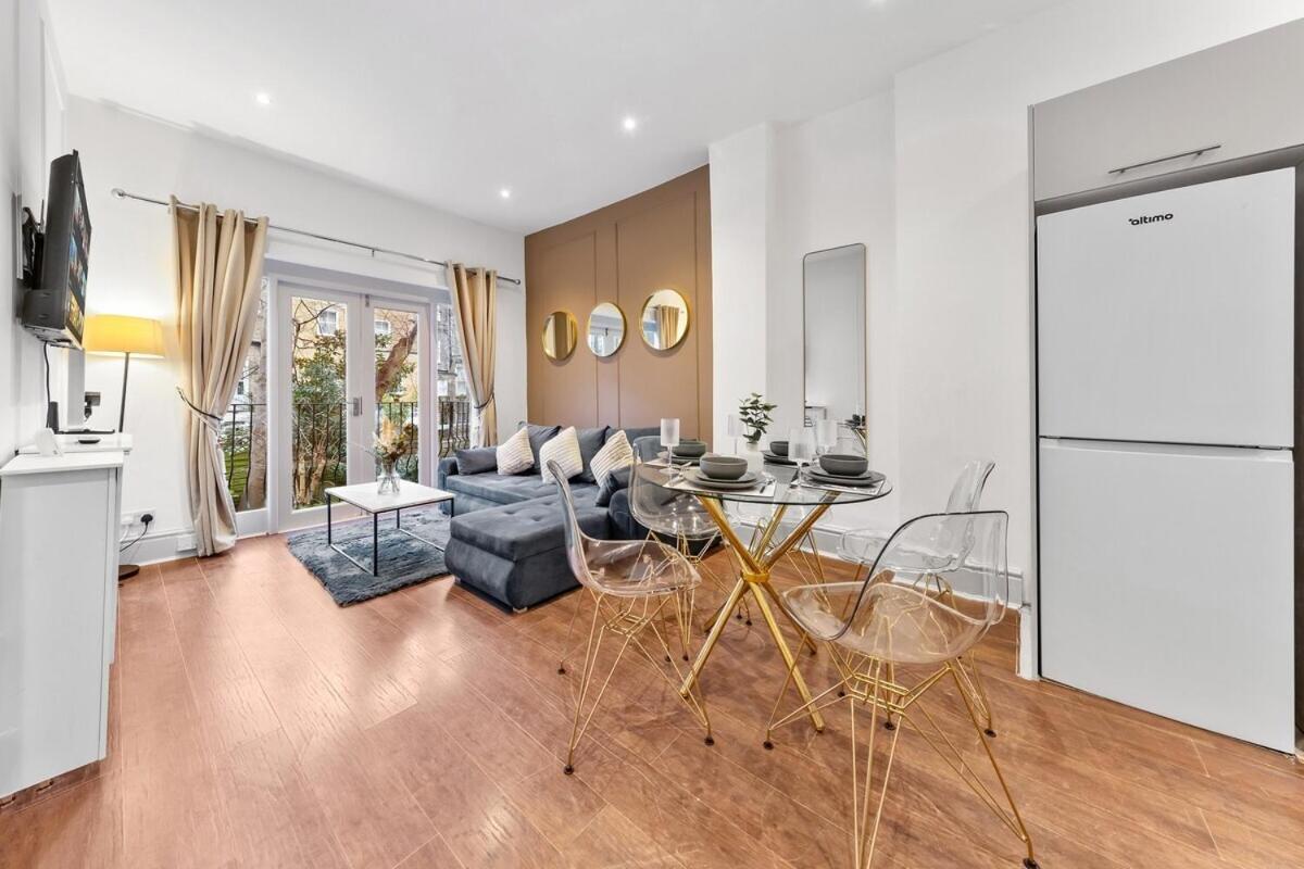 Luxury 2 Bedroom Balcony Kensington Flat For 6 Near Harrods & Next To Station! Apartment *