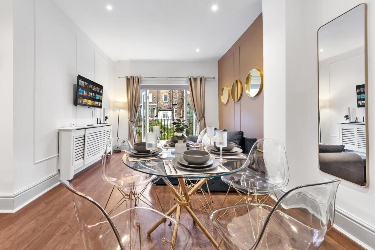 Apartment Luxury 2 Bedroom Balcony Kensington Flat For 6 Near Harrods & Next To Station! London