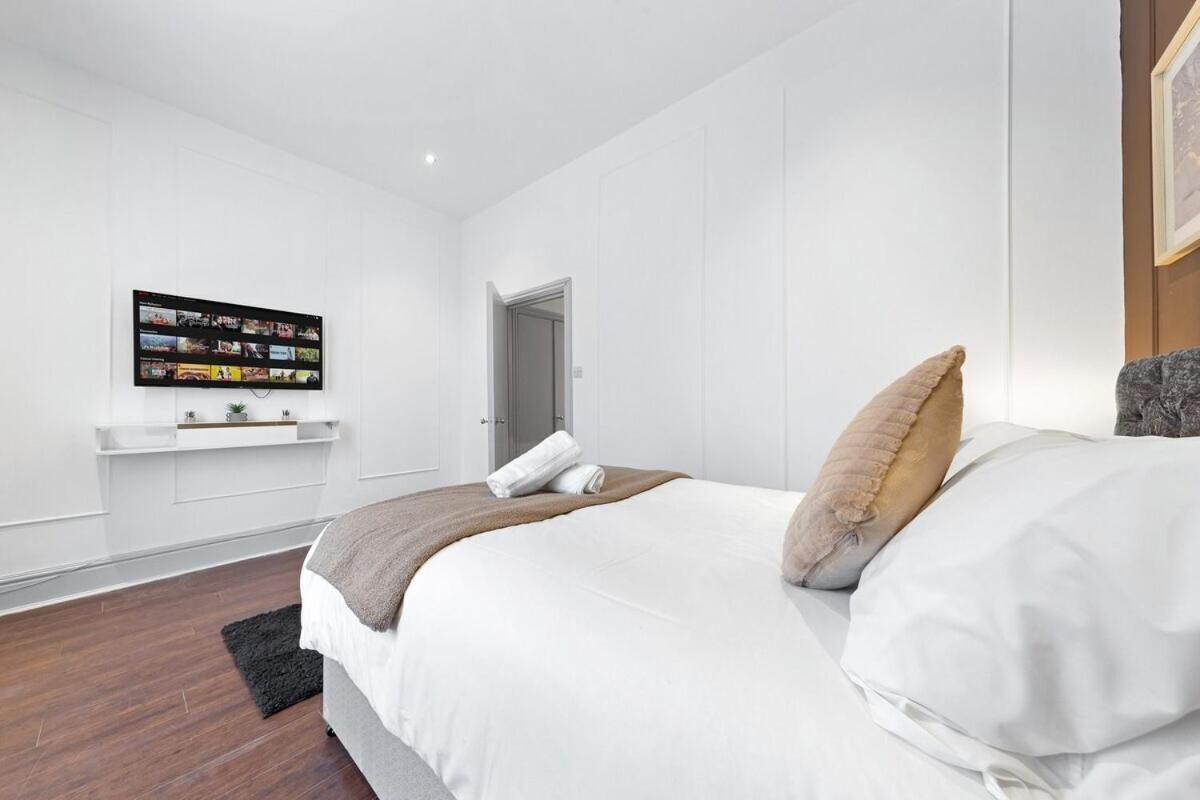 Apartment Luxury 2 Bedroom Balcony Kensington Flat For 6 Near Harrods & Next To Station!