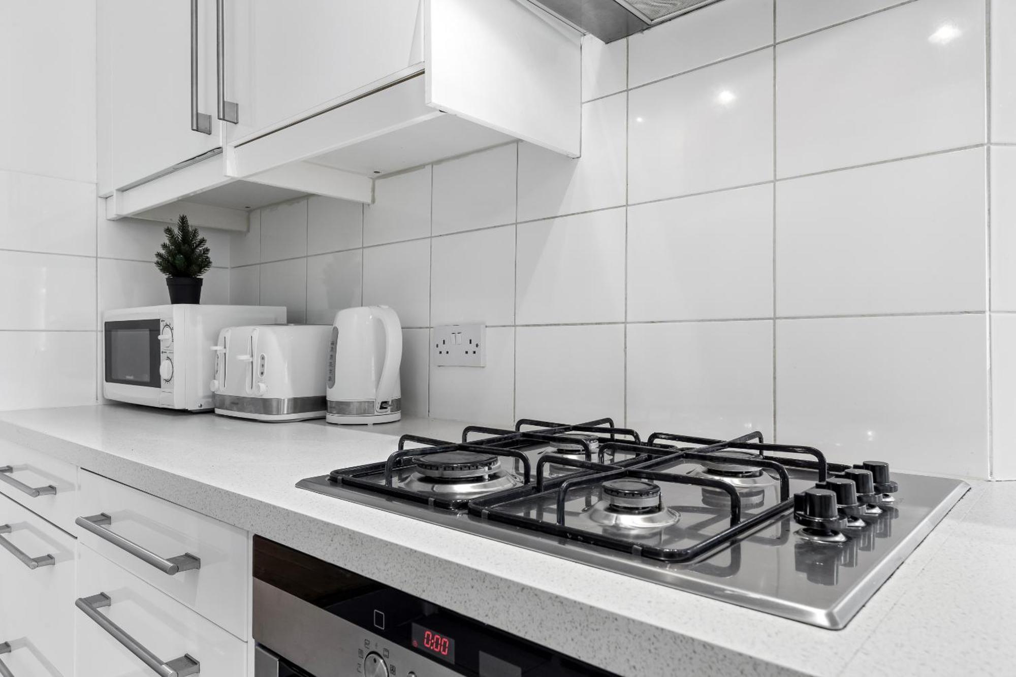 Luxury 4-bedroom Modern Flat In Steps From Station, Sleeps 9 In Style! Apartment
