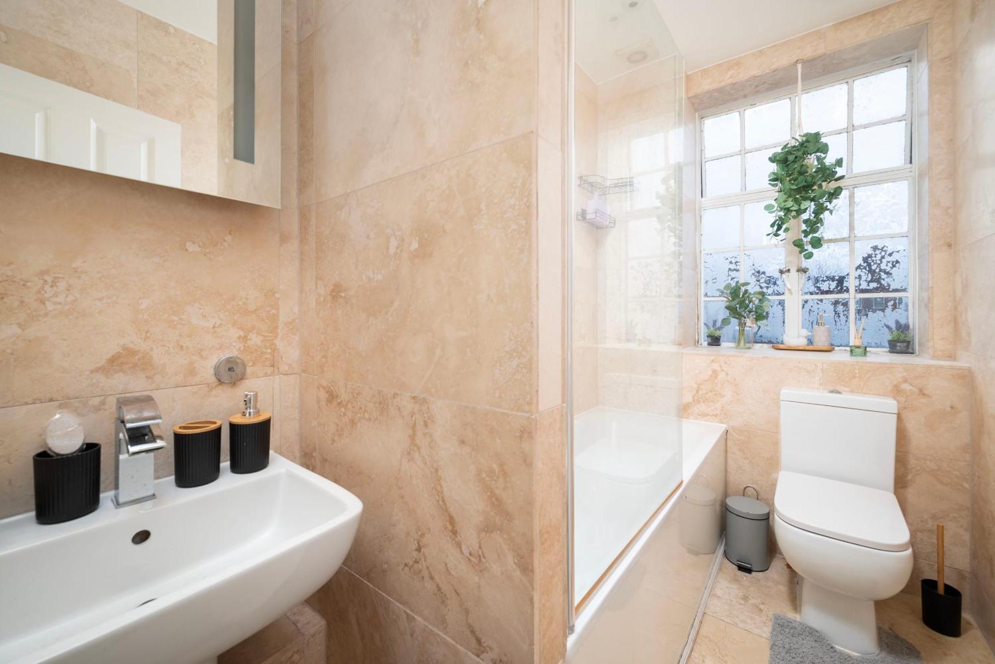Apartment Spacious 2-bed Near Stockwell & Brixton Free Wifi & Quick Access *