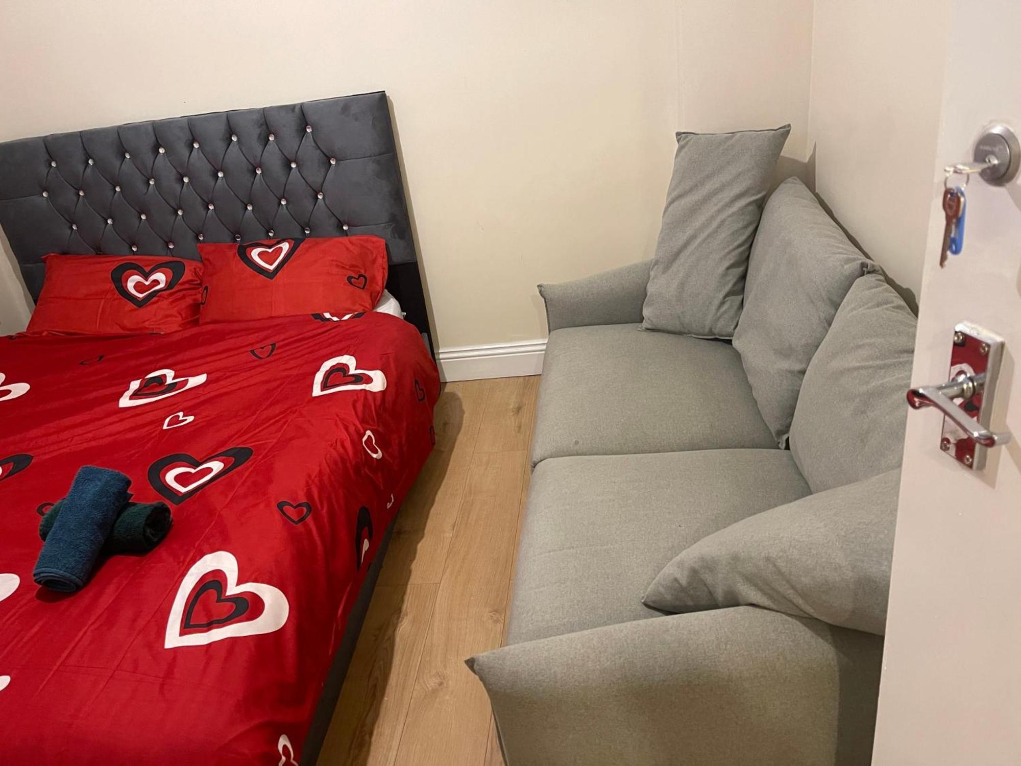 Holiday home 4 Beds Sleeps 15 Near Lcy Airport & Excel London *