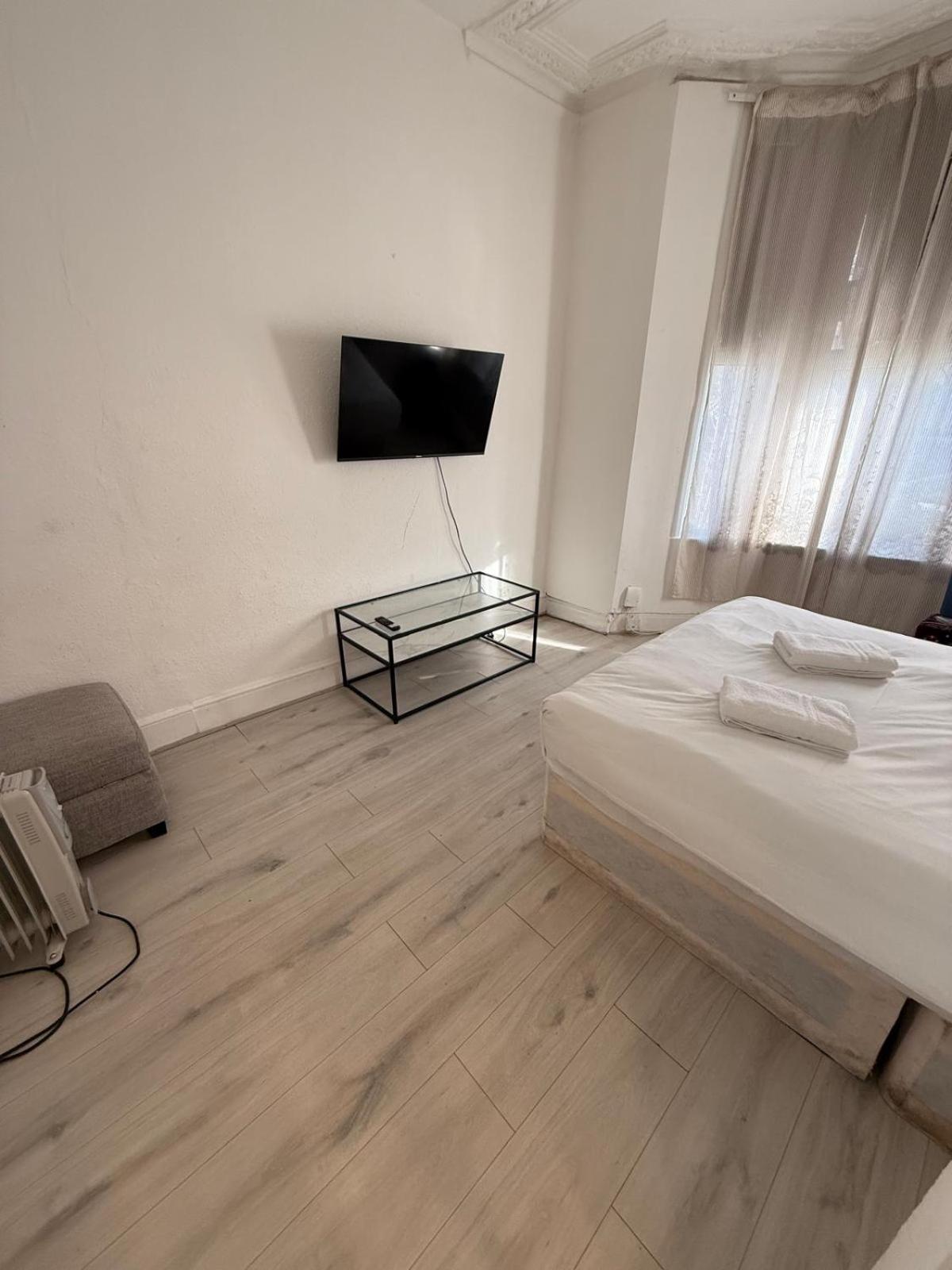 Millais Road 3 Bedroom Flat * Londen