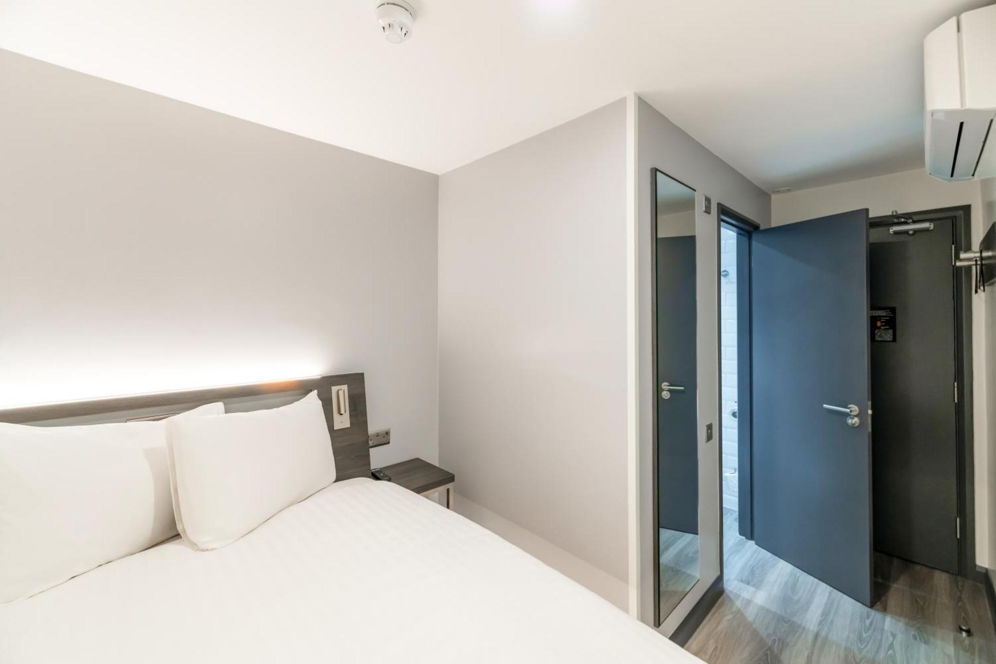 Easyhotel Victoria London