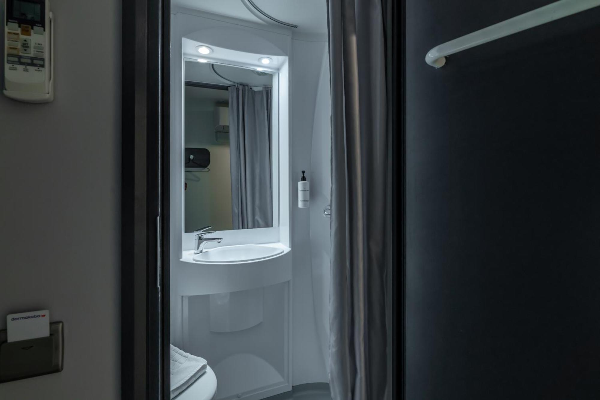 Easyhotel Victoria Hotel London