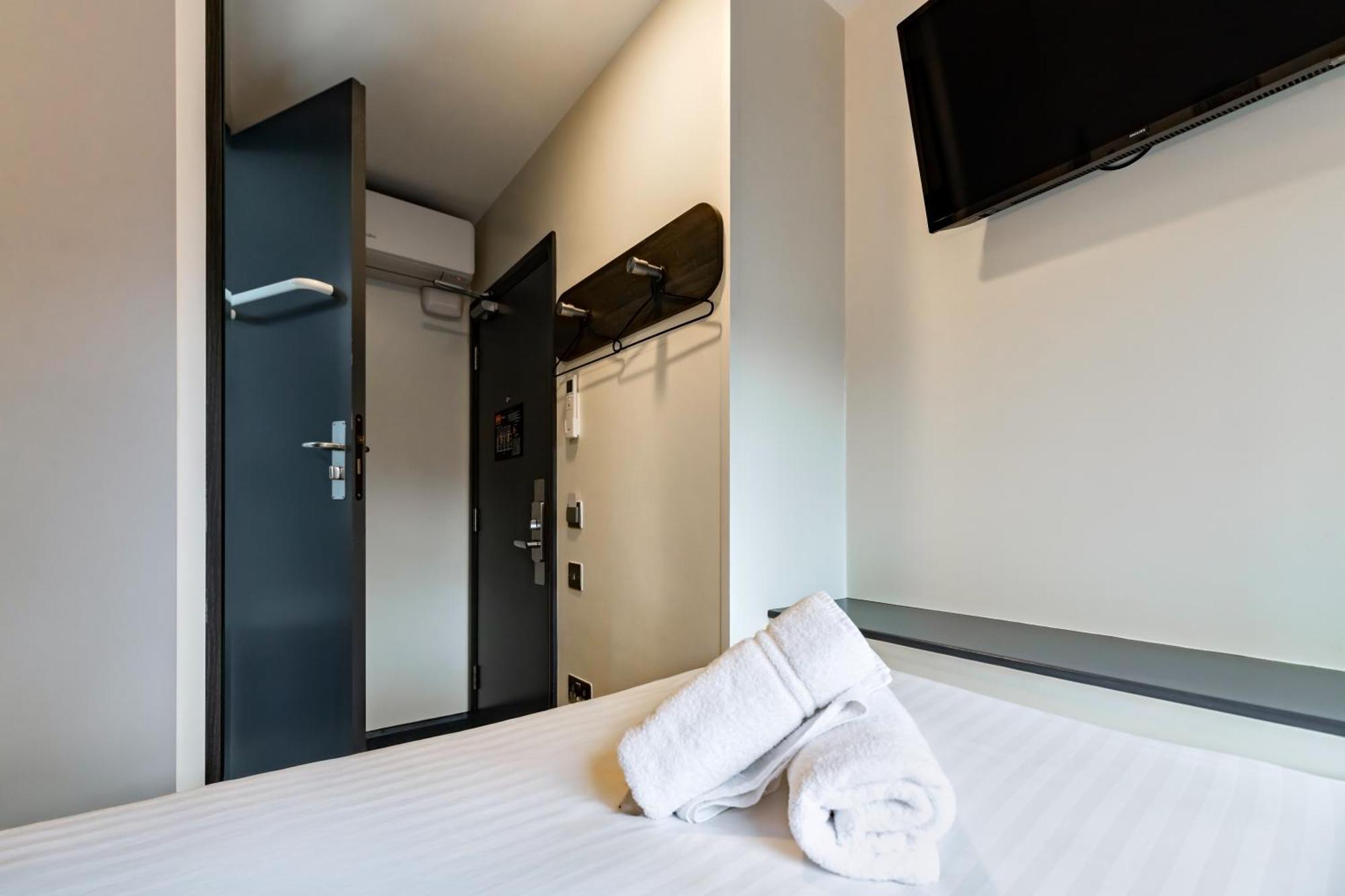 Easyhotel Victoria 2*