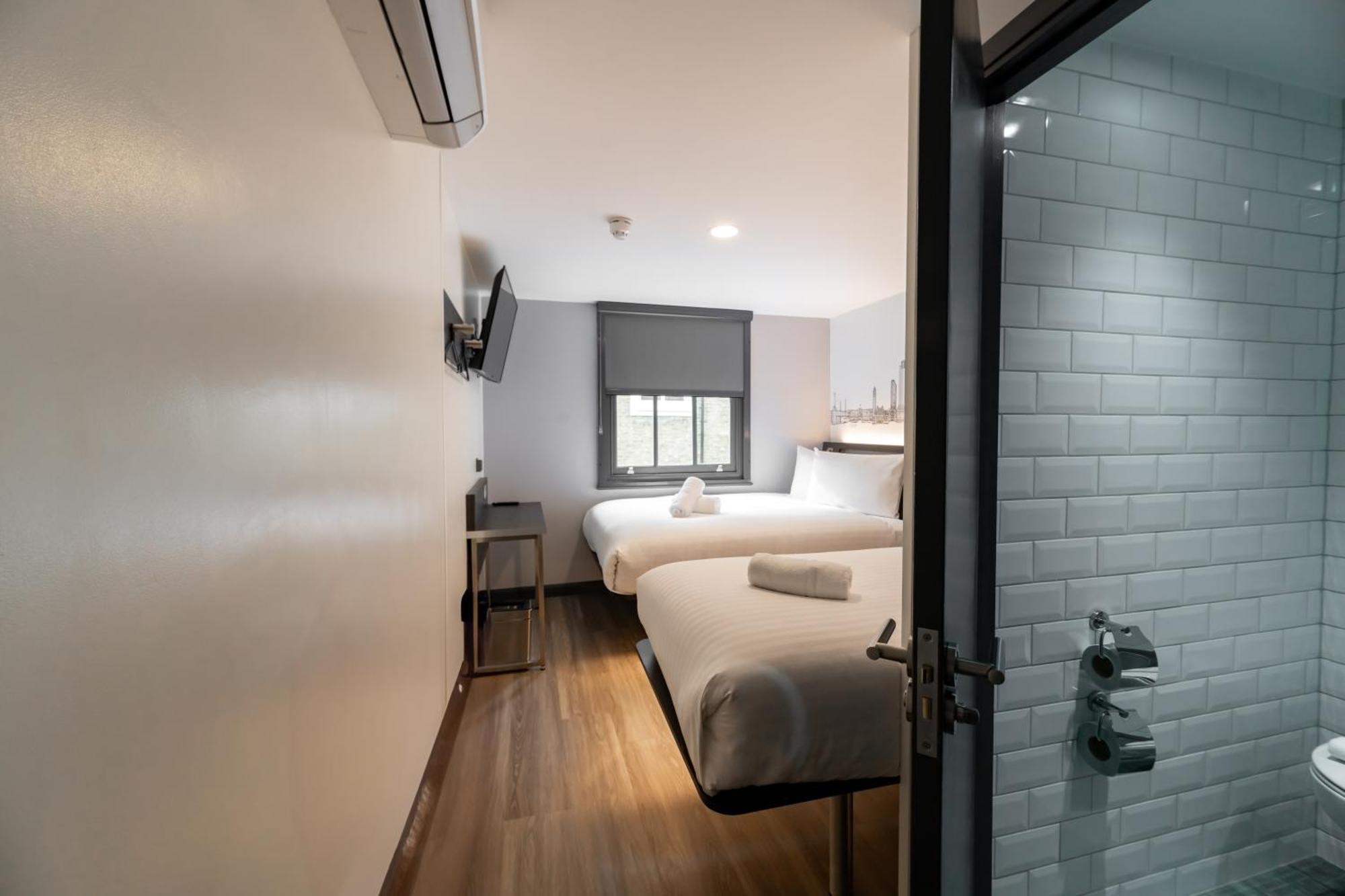Easyhotel Victoria Hotel