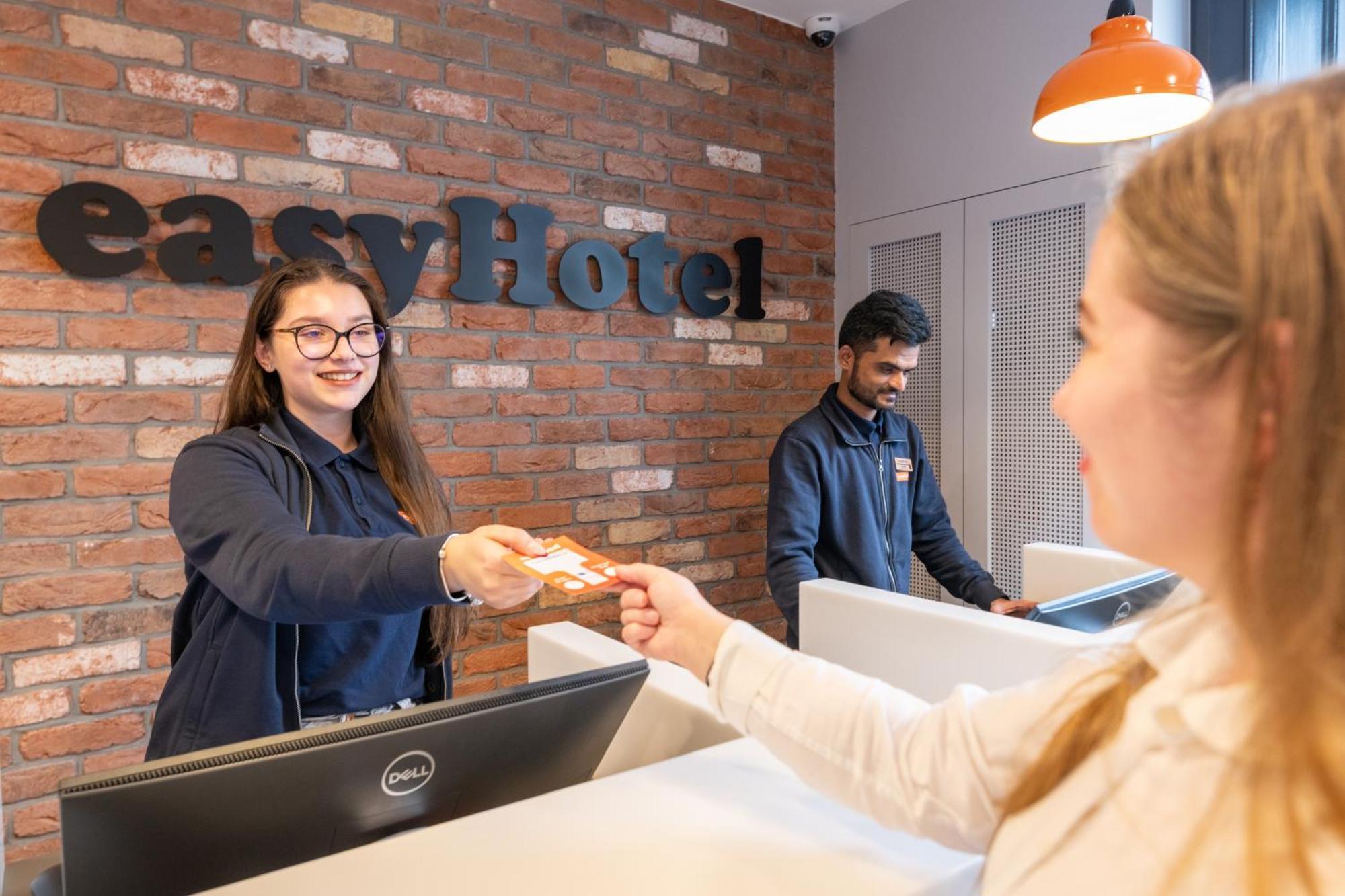 Easyhotel Victoria 2*