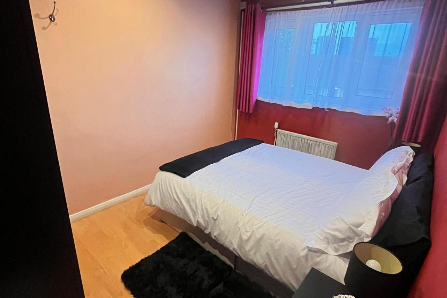 2 Bed-sleeps5-free Parking-10 Min Walk Underground Apartment London