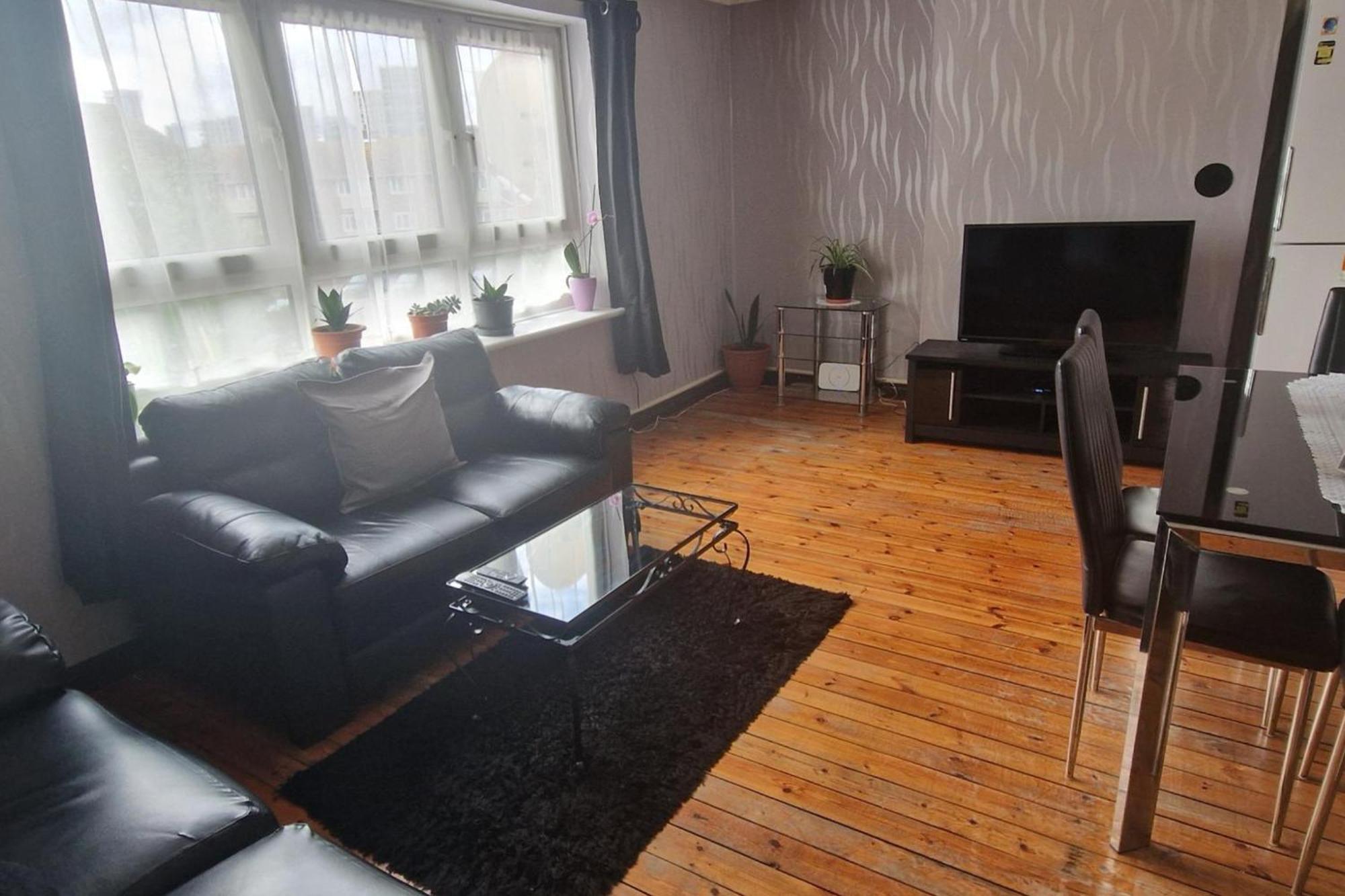 2 Bed-sleeps5-free Parking-10 Min Walk Underground Apartment *