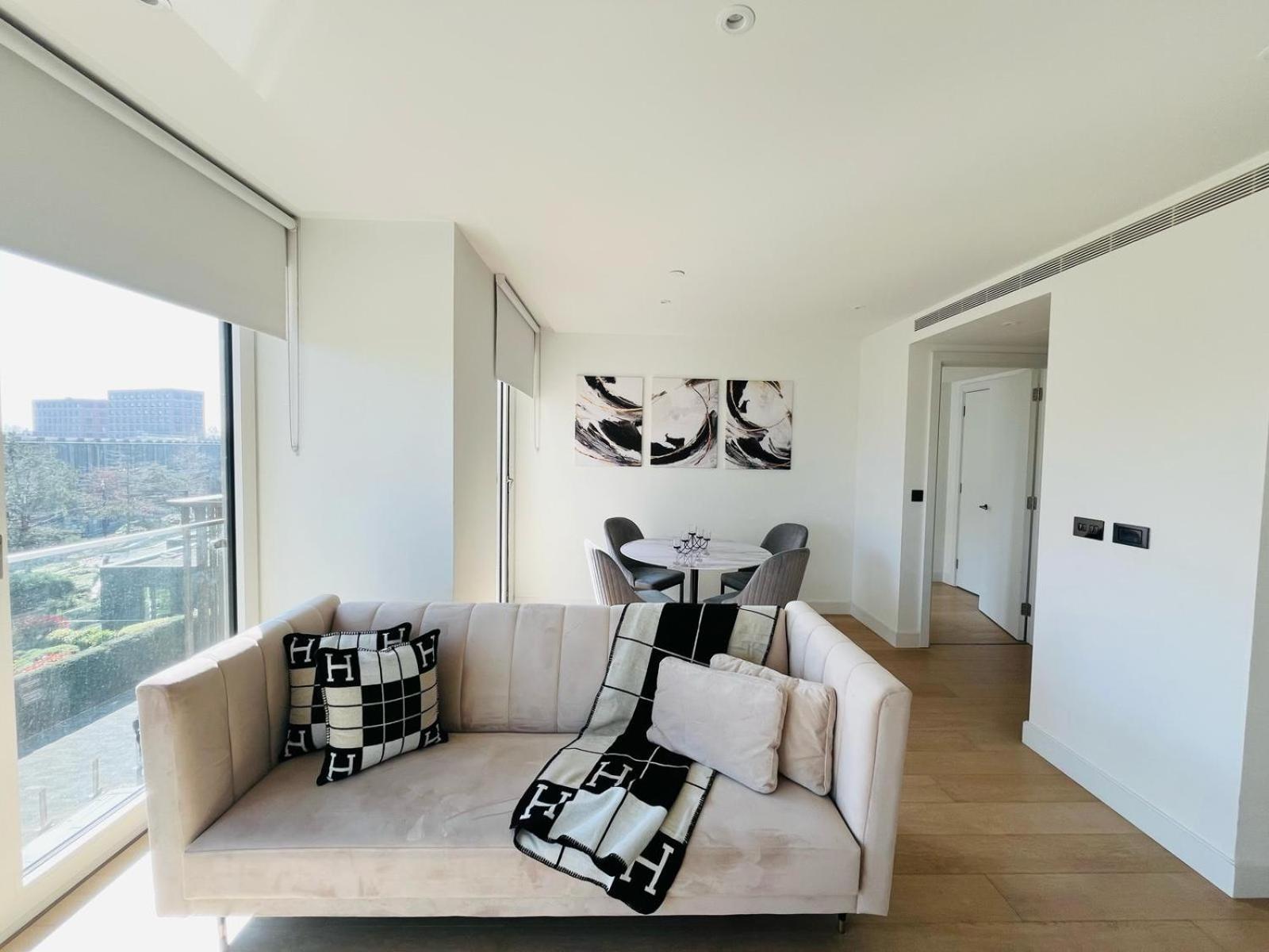 Exotic Two Bedroom Apartment -West London -Steps To Tube, Westfield Apartment London