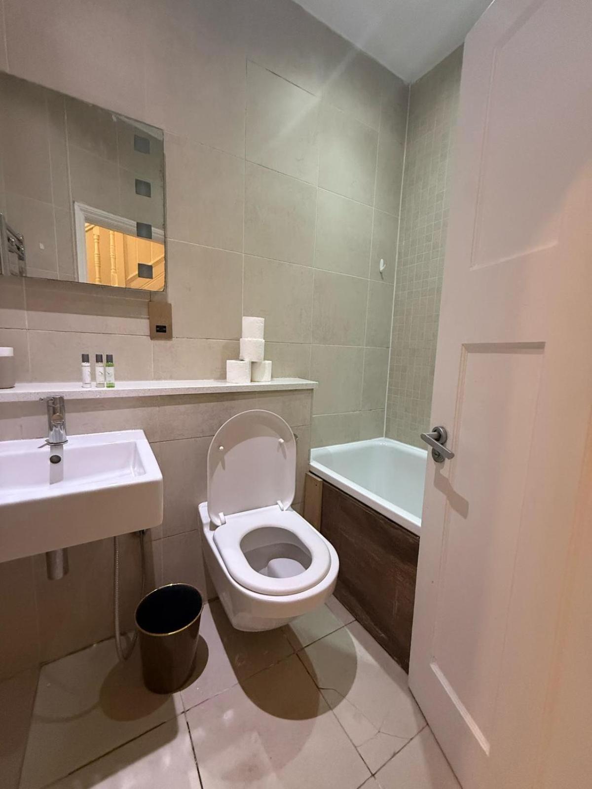 Appartement C44- Spacious Split Level Flat Near Edgware Road Londen