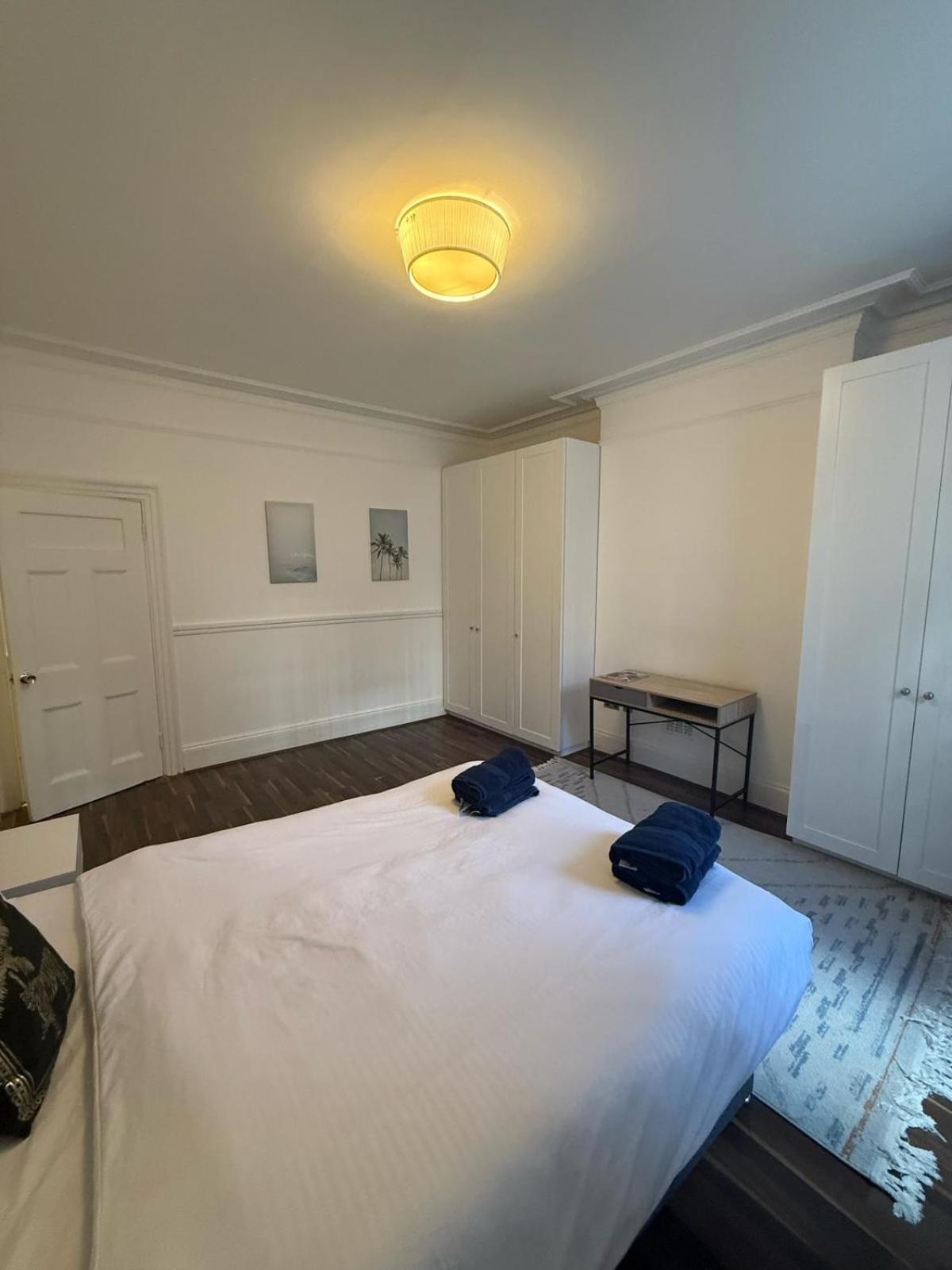 C44- Spacious Split Level Flat Near Edgware Road Appartement Londen