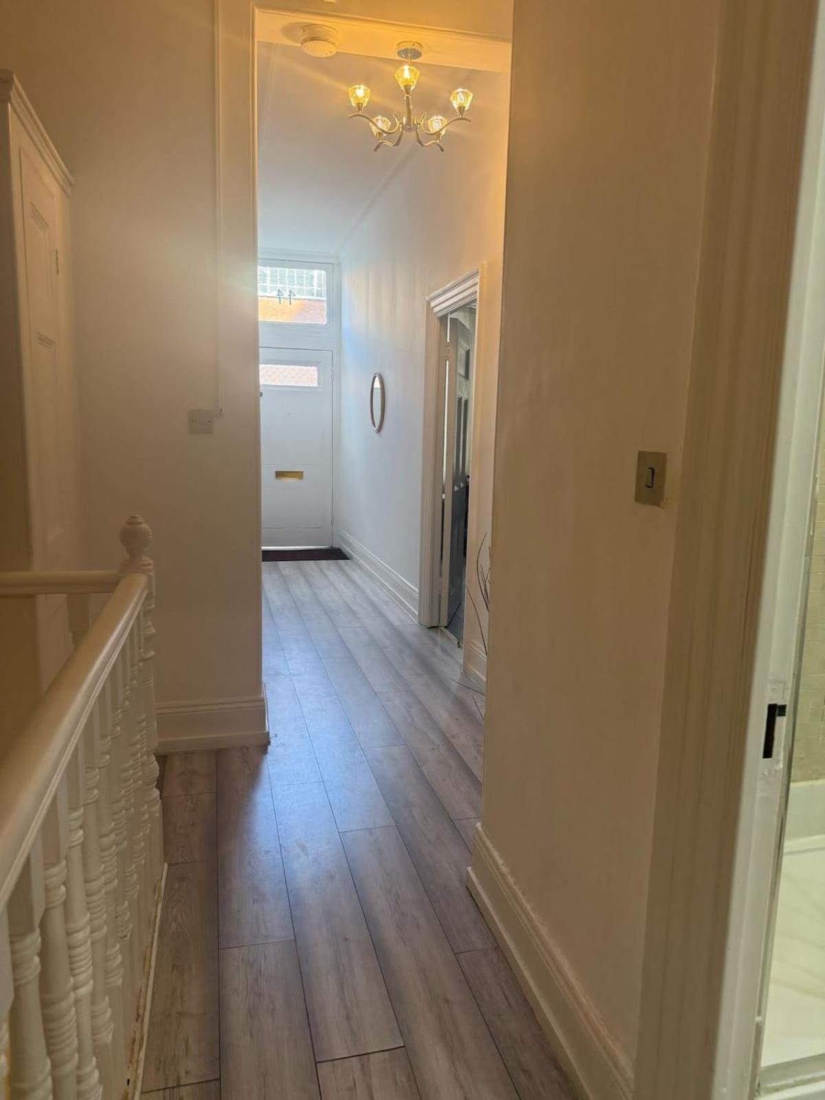 C44- Spacious Split Level Flat Near Edgware Road Londen