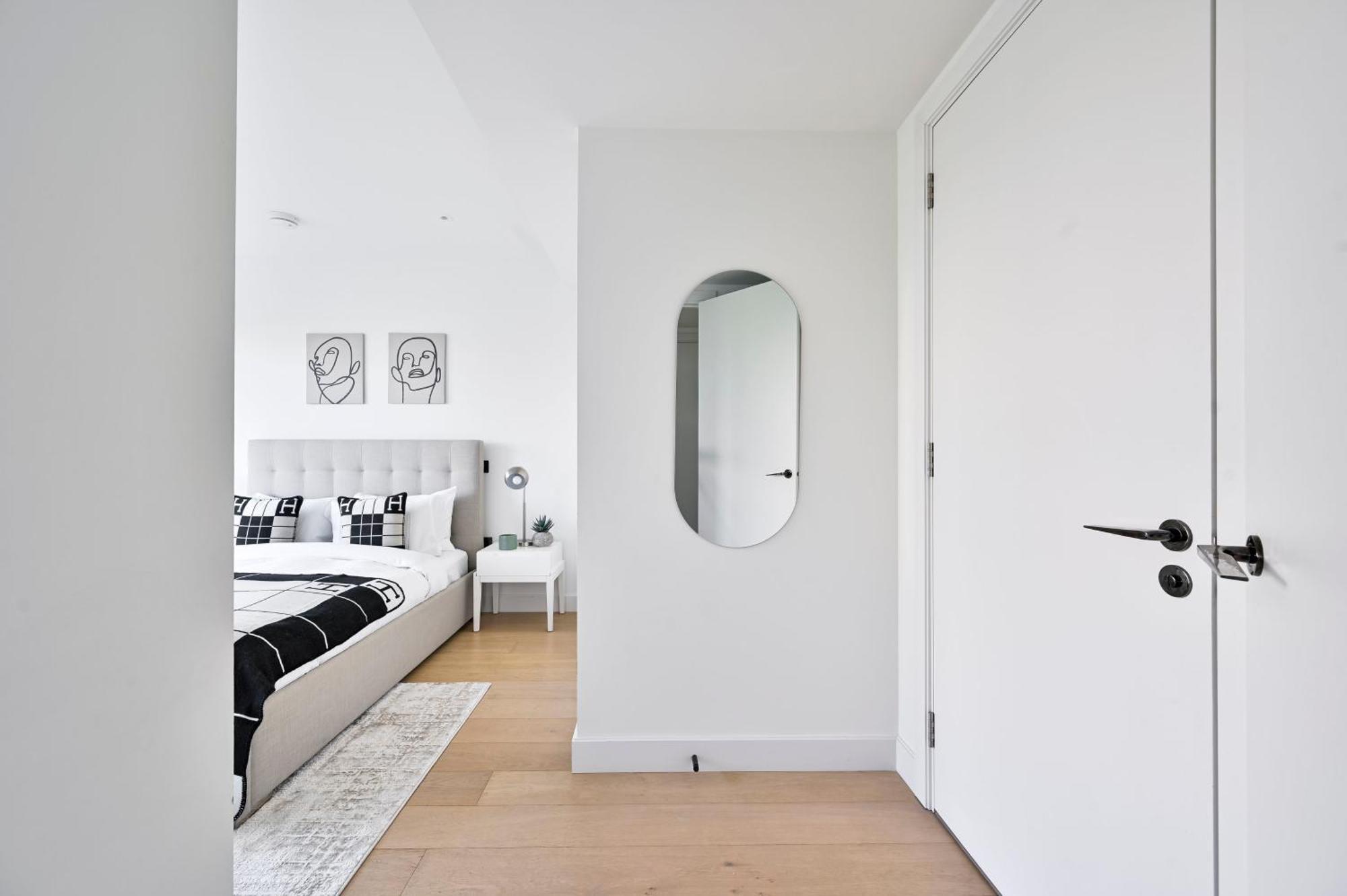 Exotic Two Bedroom Apartment -West London -Steps To Tube, Westfield Apartment London