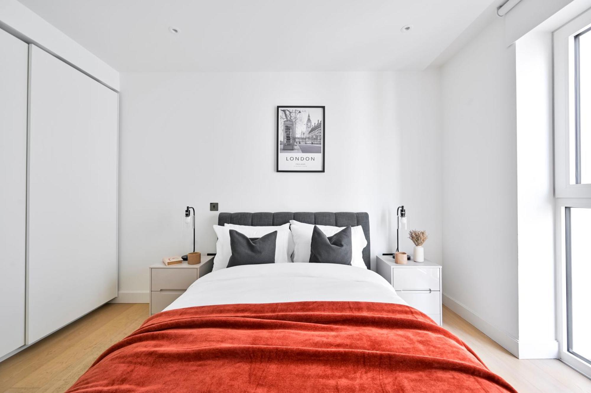 Exotic Two Bedroom Apartment -West London -Steps To Tube, Westfield Apartment