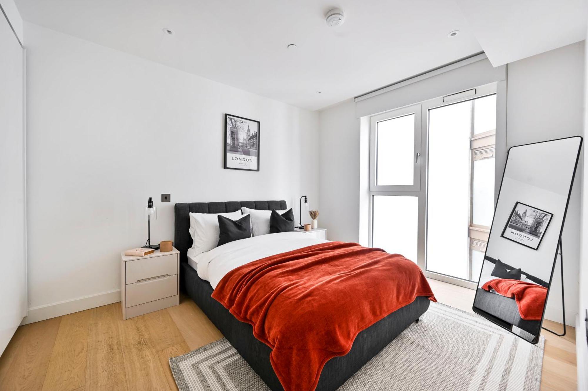 Exotic Two Bedroom Apartment -West London -Steps To Tube, Westfield Apartment *