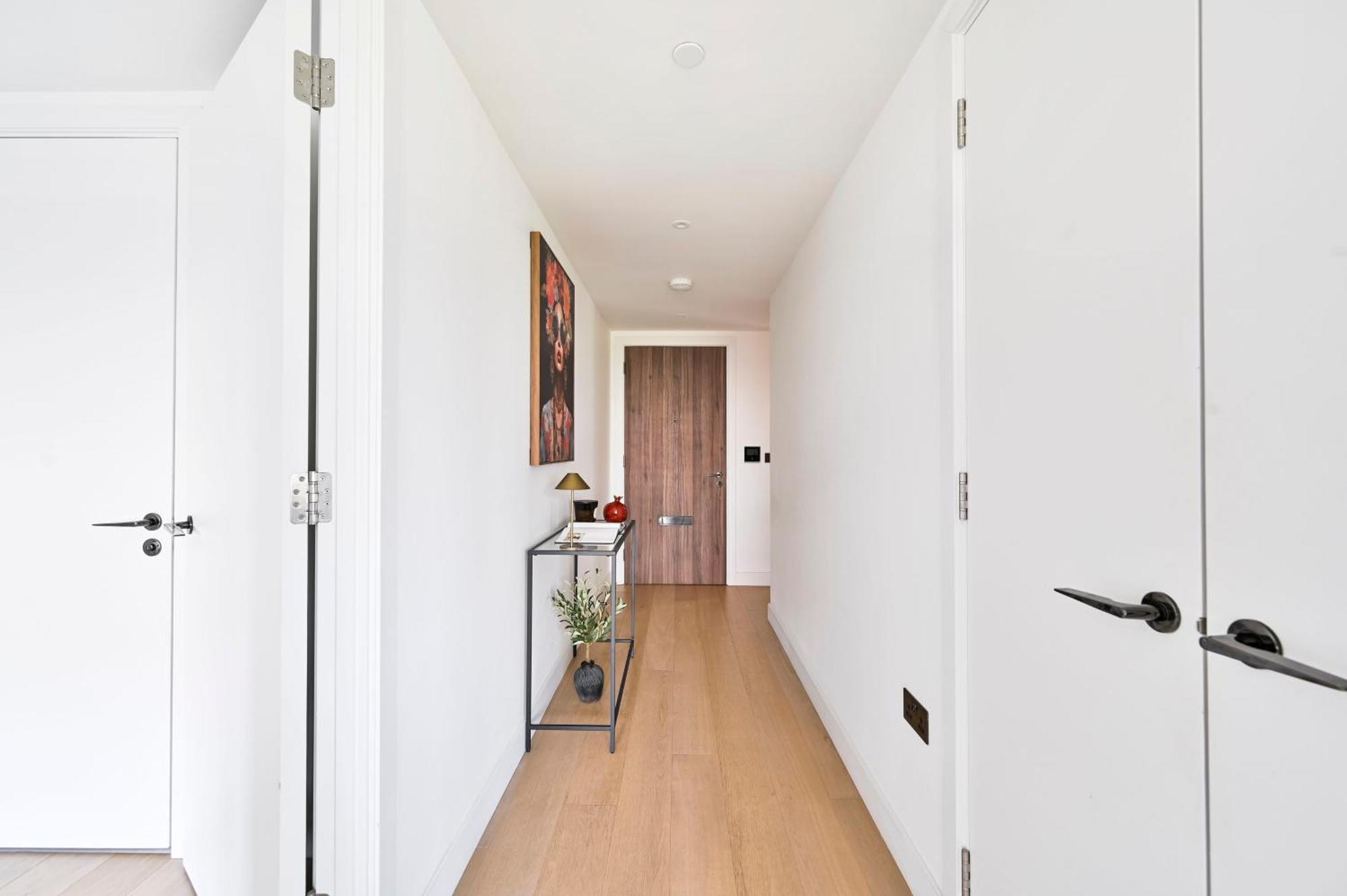 Exotic Two Bedroom Apartment -West London -Steps To Tube, Westfield Apartment *