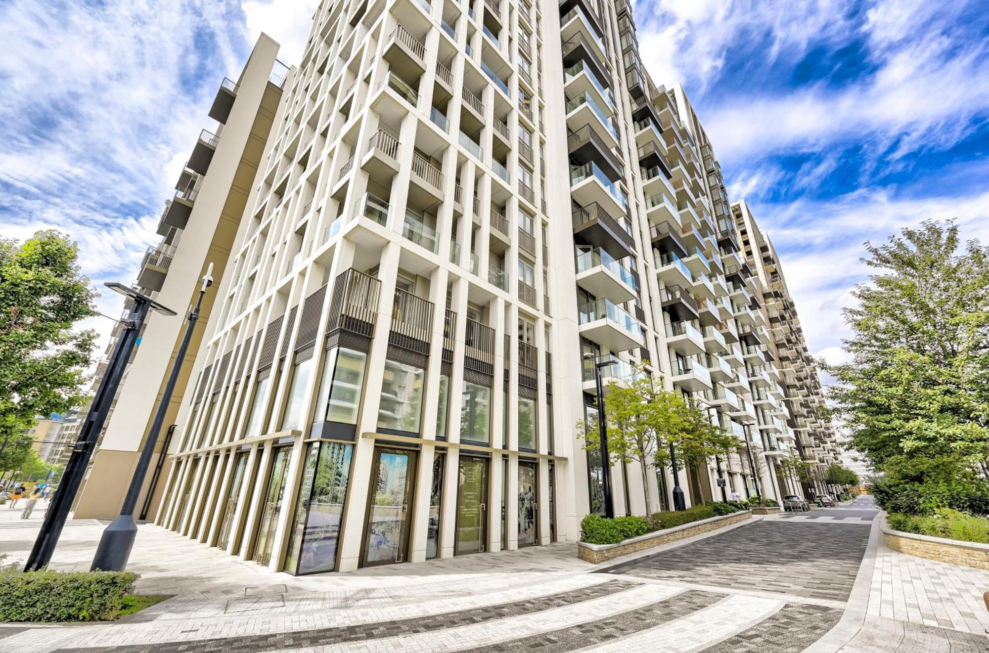 Exotic Two Bedroom Apartment -West London -Steps To Tube, Westfield Apartment