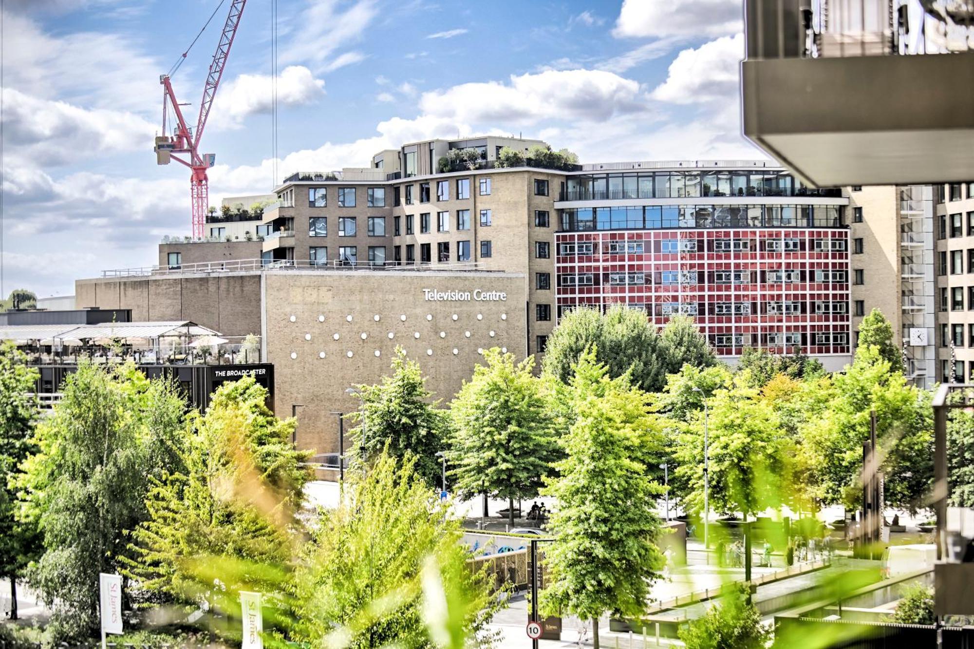 Exotic Two Bedroom Apartment -West London -Steps To Tube, Westfield Apartment London