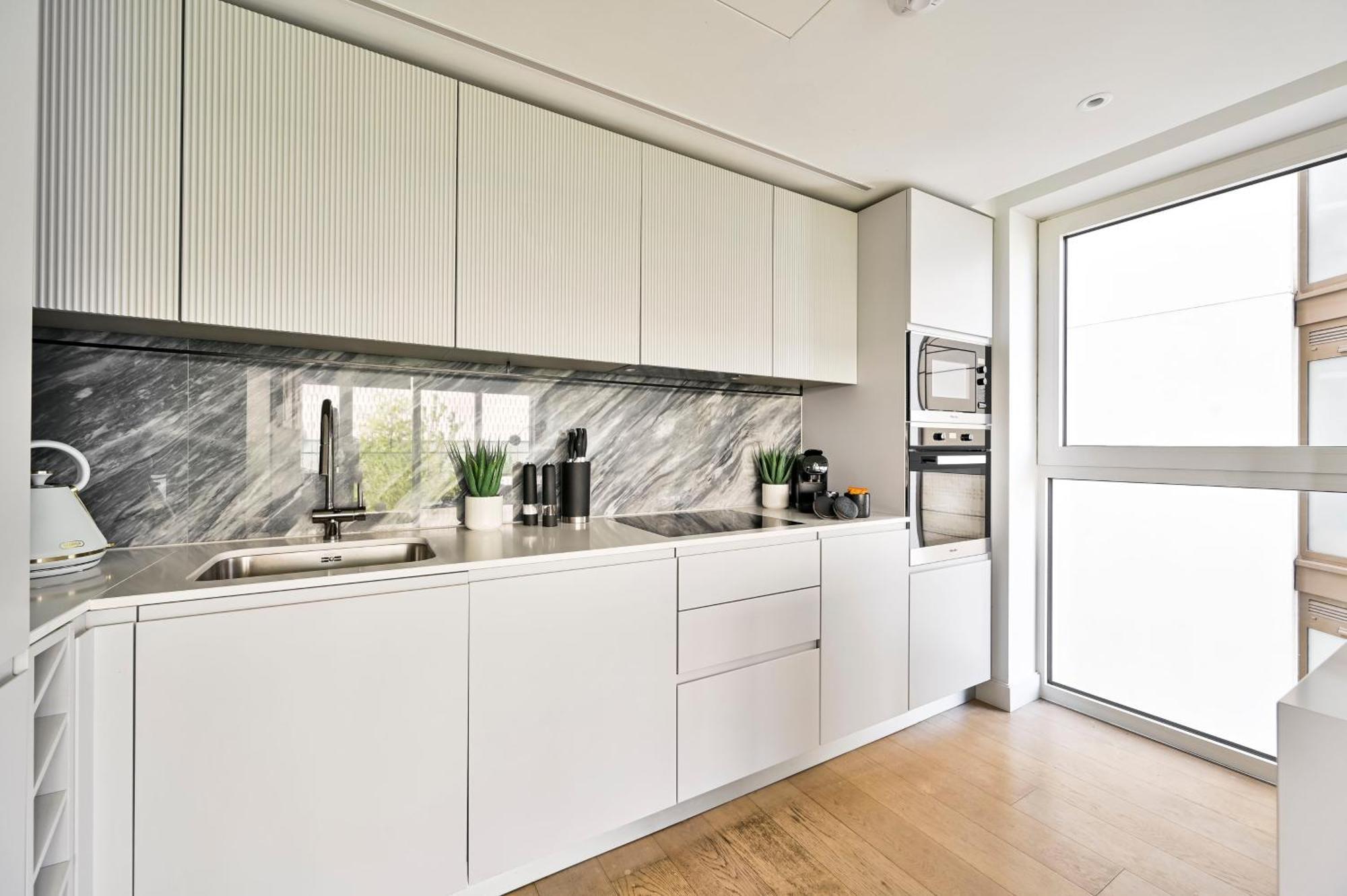 Exotic Two Bedroom Apartment -West London -Steps To Tube, Westfield Apartment London