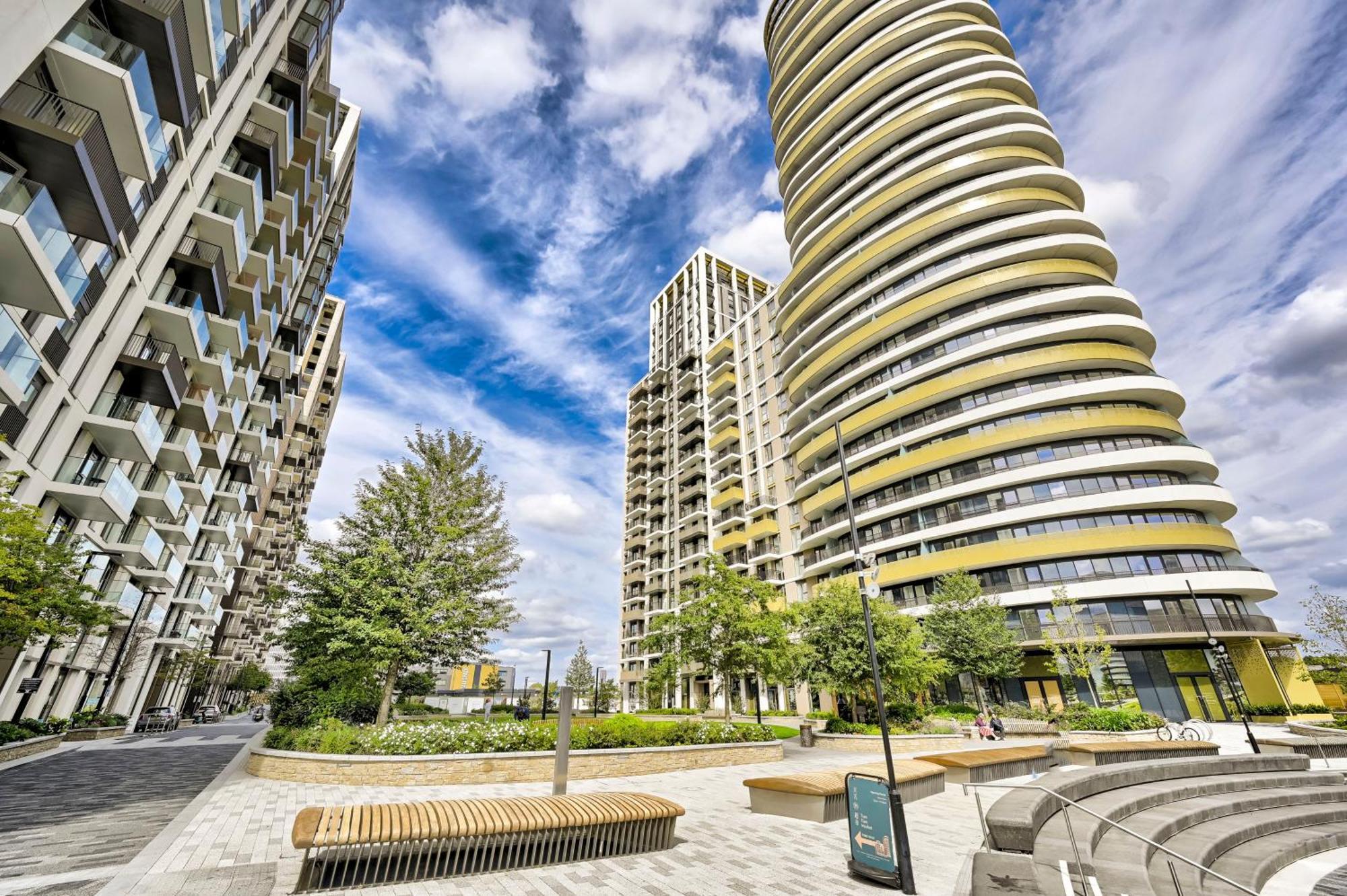 Exotic Two Bedroom Apartment -West London -Steps To Tube, Westfield * London