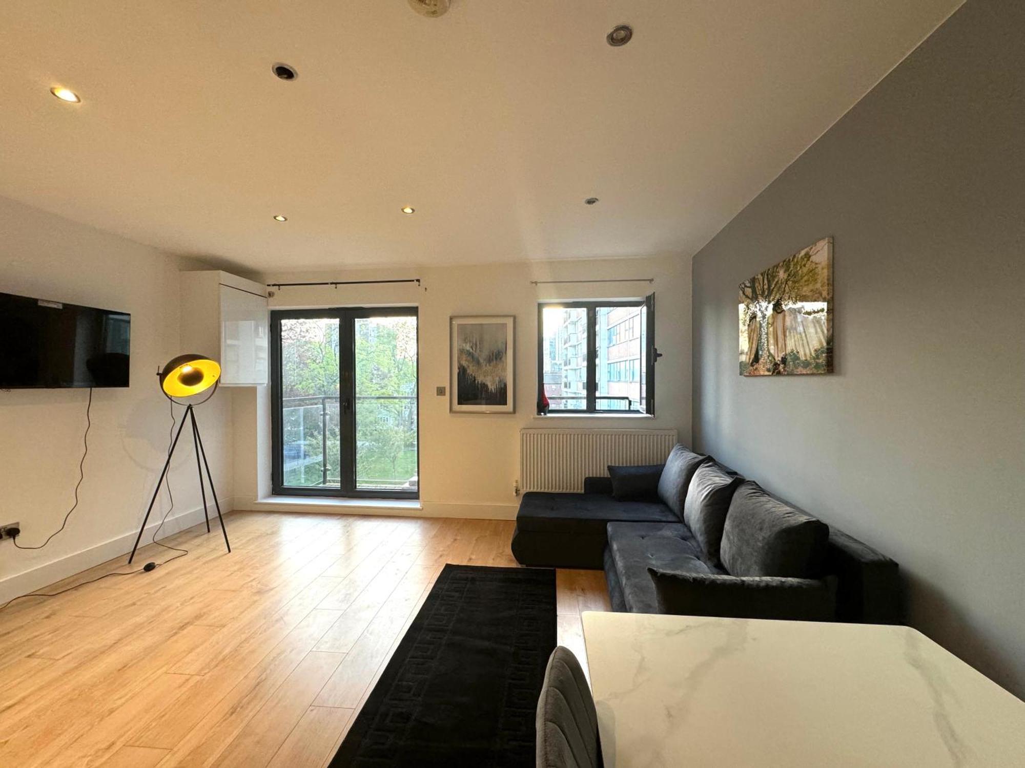 Stunning 2bedroom Flat With 2 Balcony In Whitechapel - 5mins To Aldgate Station Apartment