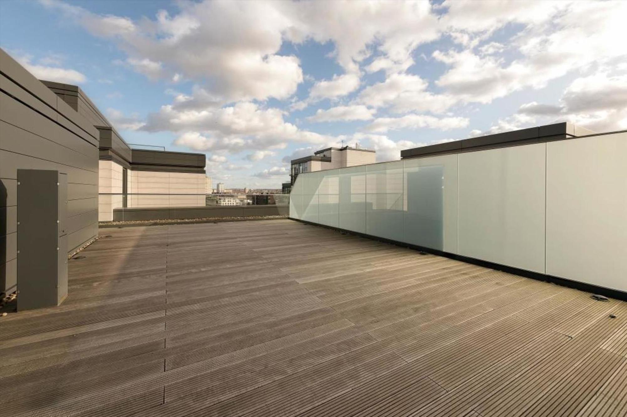 Apartment Chelsea Waterfront Upmarket Two Bedroom London