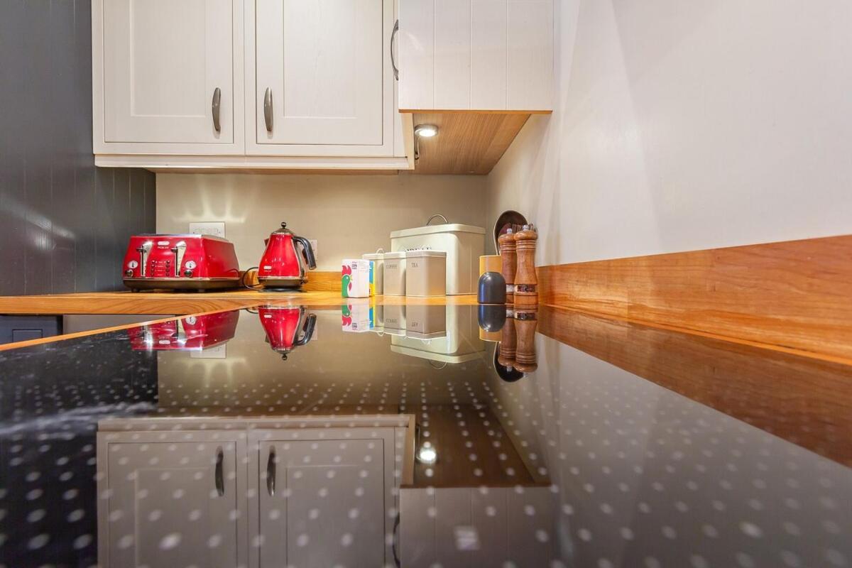 Apartment Business Relocators Contractor In Luxury Flat 2b2b London
