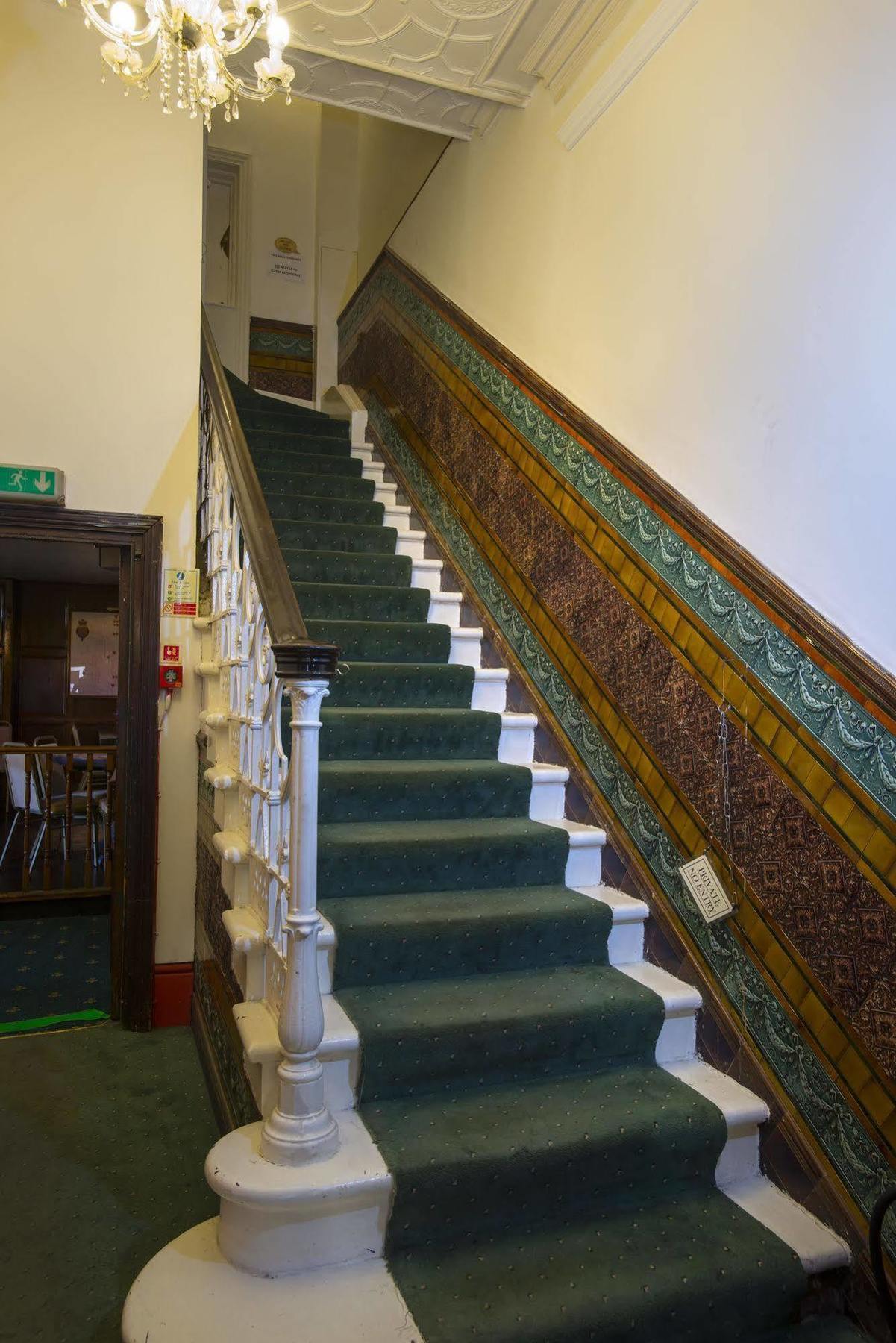 Brit Elephant Castle Hotel 3*
