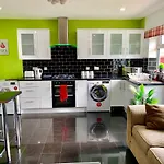 4 Bedrooms, 3 Baths, Full Kitchen&Lounge, Garden, Free Parking