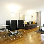 Lovely View 2 Beds 2 Bath Apartment, London