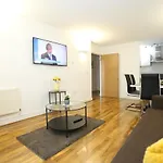 Lovely View 2 Beds 2 Bath Apartment, London