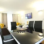 Lovely View 2 Beds 2 Bath Apartment, London