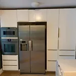 Modern 5 Bedroom Family House - 18 Mins To Station