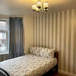 Modern 5 Bedroom Family House - 18 Mins To Station