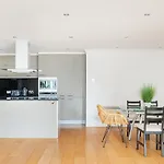 Riverside Two Bedroom Apartment In Canary Wharf