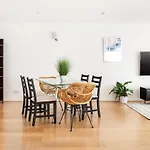 Riverside Two Bedroom Apartment In Canary Wharf