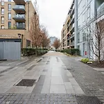 Modern 1 Bedroom Apartment Near Canary Wharf With Balcony