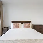 Modern 1 Bedroom Apartment Near Canary Wharf With Balcony