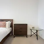 Modern 1 Bedroom Apartment Near Canary Wharf With Balcony