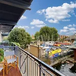 Lovely 2 Bedroom Flat Overlooking Canary Wharf