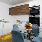 Stylish Fully-Equipped One Bedroom Apartment With Extra Sofa Bed, Free Secure Parking, Onsite Gym, 24Hr Security & Concierge