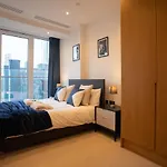 Canary Wharf Luxury Flat W/ View & Terrace