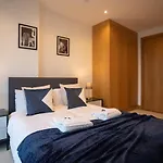 Canary Wharf Luxury Flat W/ View & Terrace