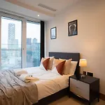 Canary Wharf Luxury Flat W/ View & Terrace