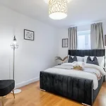 Chic 3 Bed Apartment Near London Bridge With Balcony