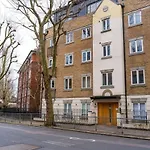 Chic 3 Bed Apartment Near London Bridge With Balcony