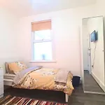 Deluxe Private Room In Manor Park