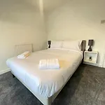 Spacious Bedroom In Beckton